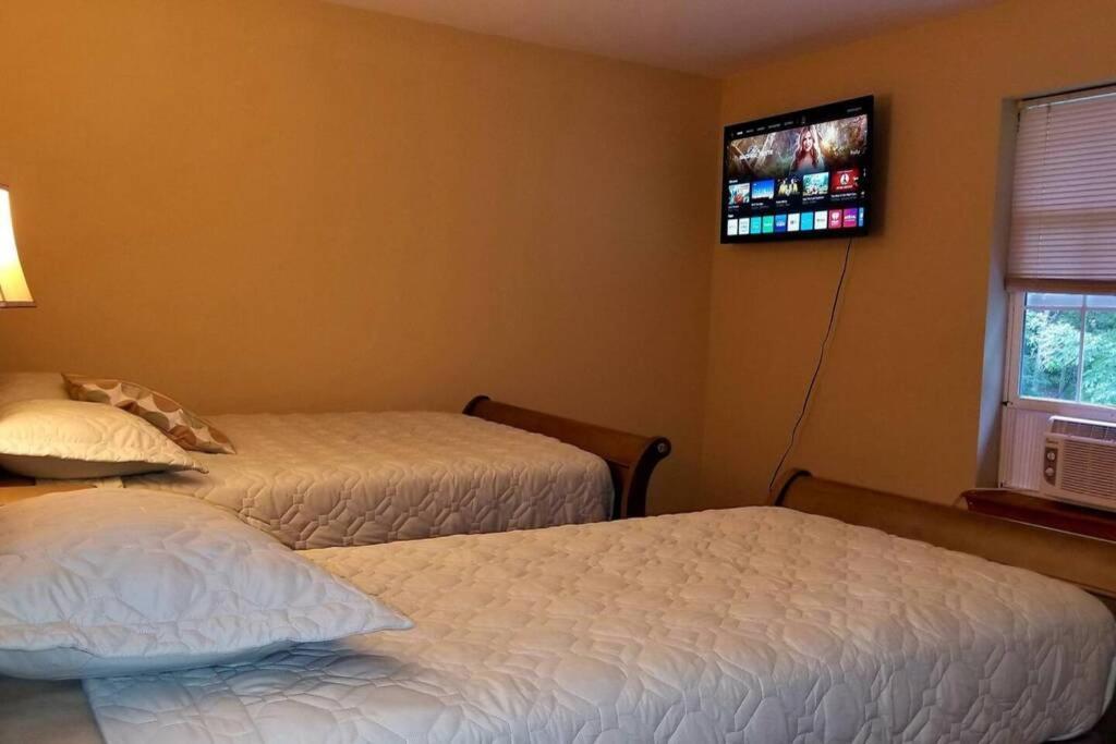 *Amenity-Filled Waterfront Oasis @Saw Creek Estates Near Waterfalls And Hiking* East Stroudsburg Eksteriør billede