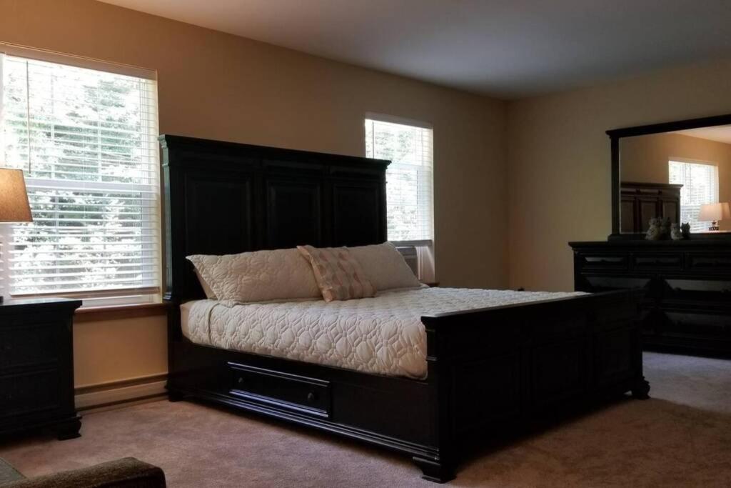 *Amenity-Filled Waterfront Oasis @Saw Creek Estates Near Waterfalls And Hiking* East Stroudsburg Eksteriør billede